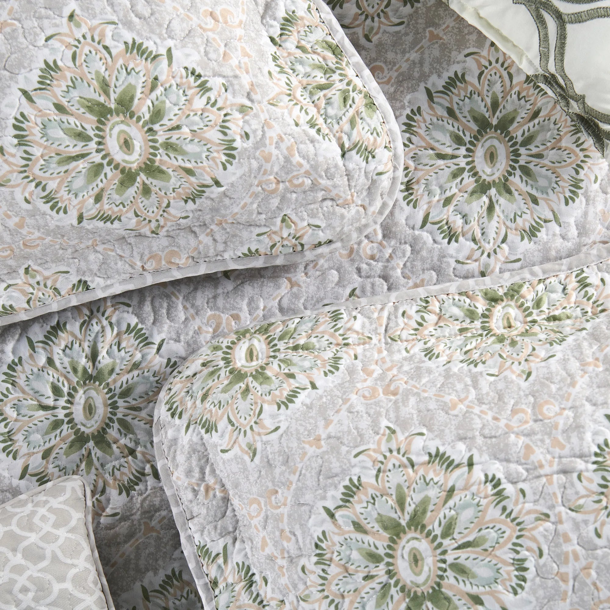 5 Piece Bloom Medallion Printed Microfiber Quilt Bedspread Set