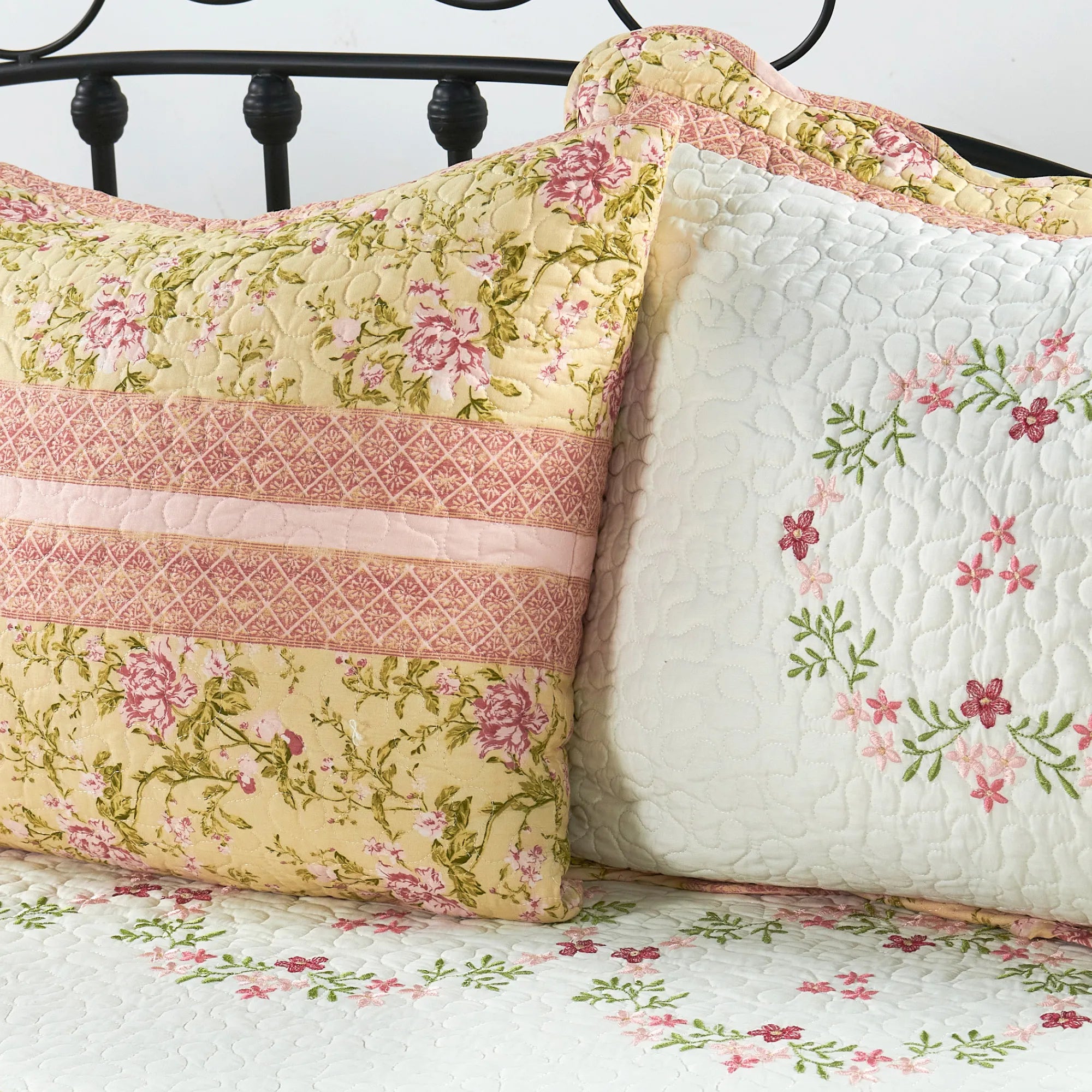 4 Piece Esme Daybed Bedspread Cover Set (75" x 39")