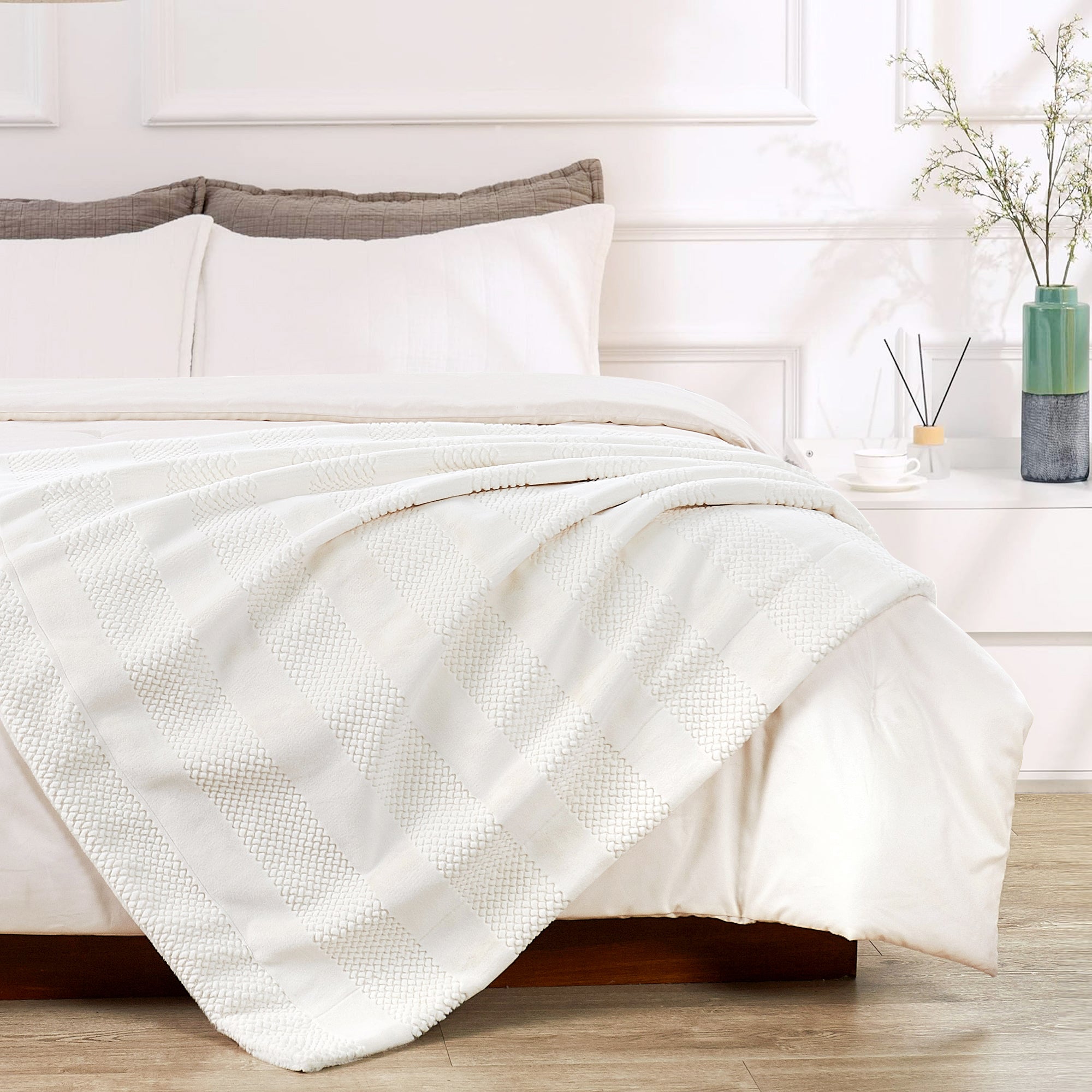 Snow Rabbit Faux Fur Throw Blanket (50"x60")