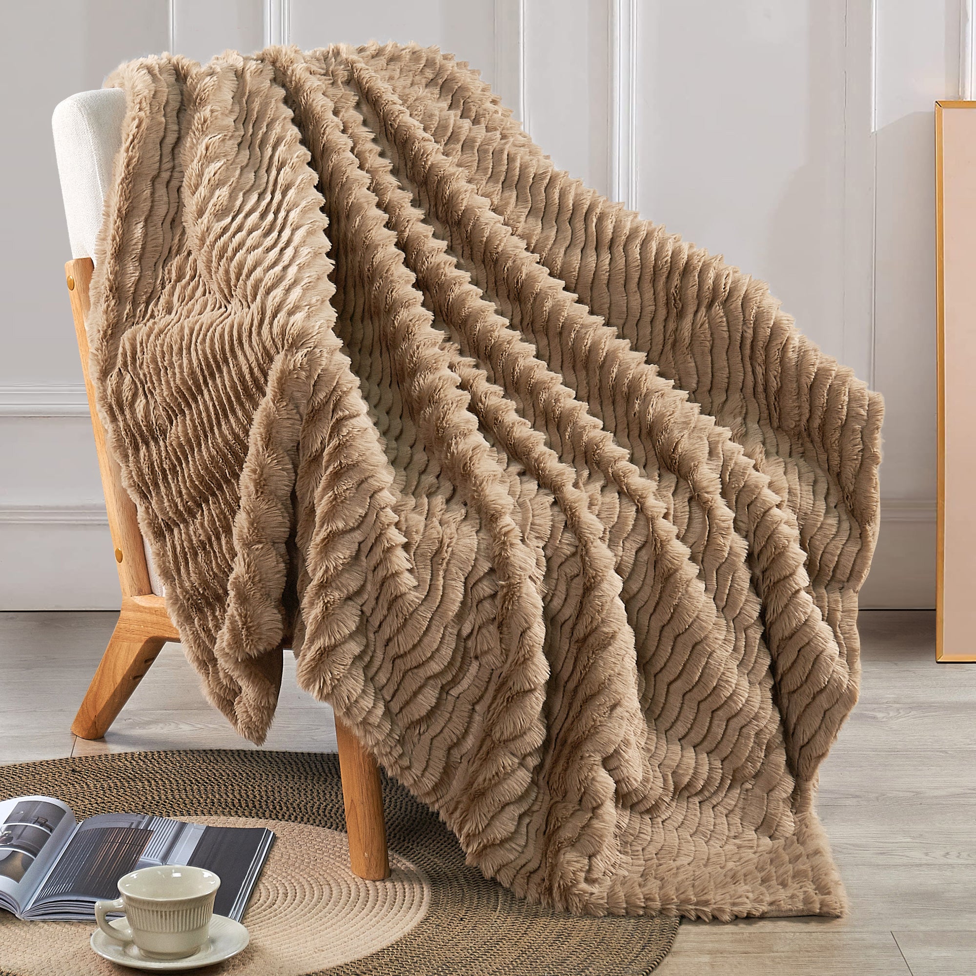 Wavy Pattern Faux Fur Throw Blanket (50"x60")