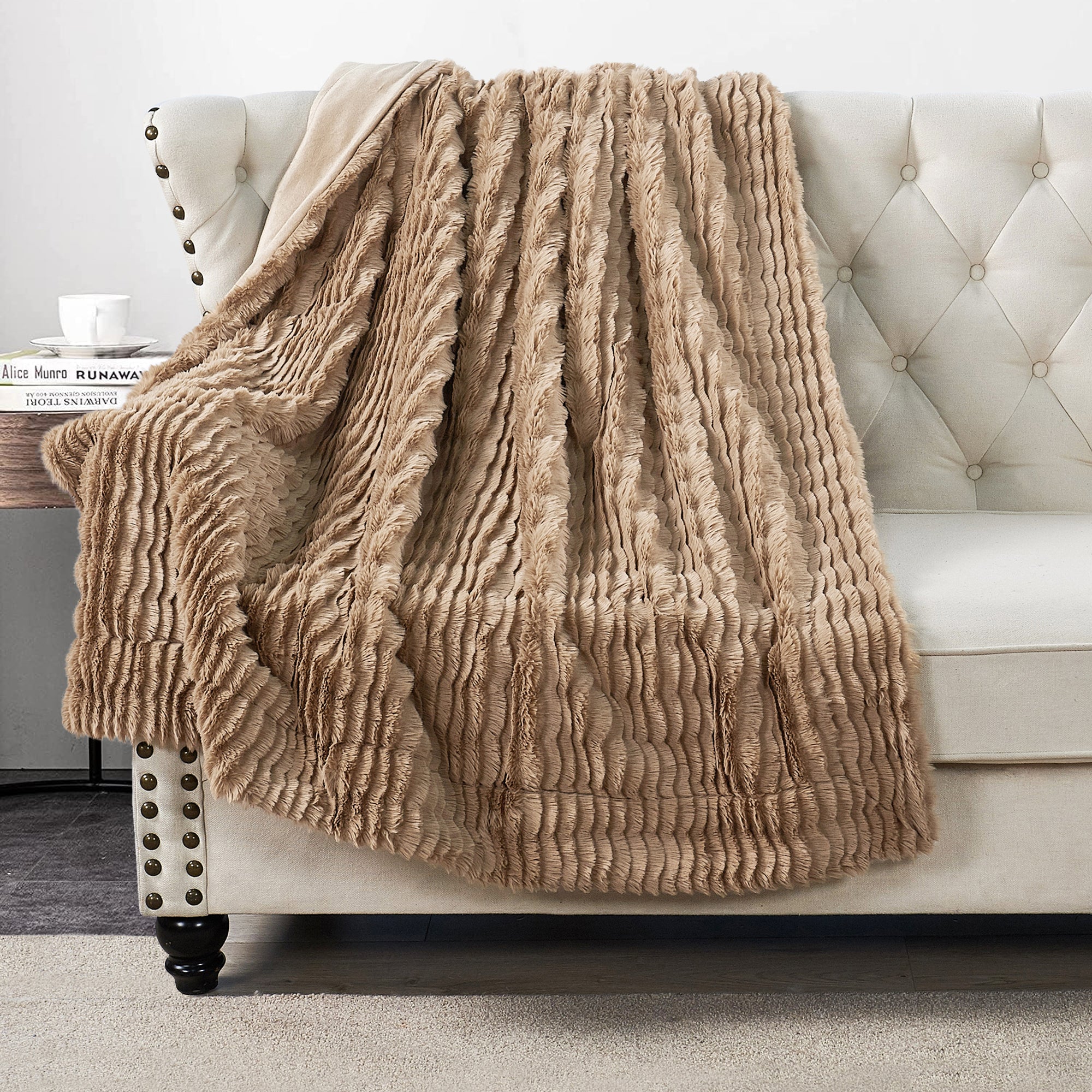 Wavy Pattern Faux Fur Throw Blanket (50"x60")