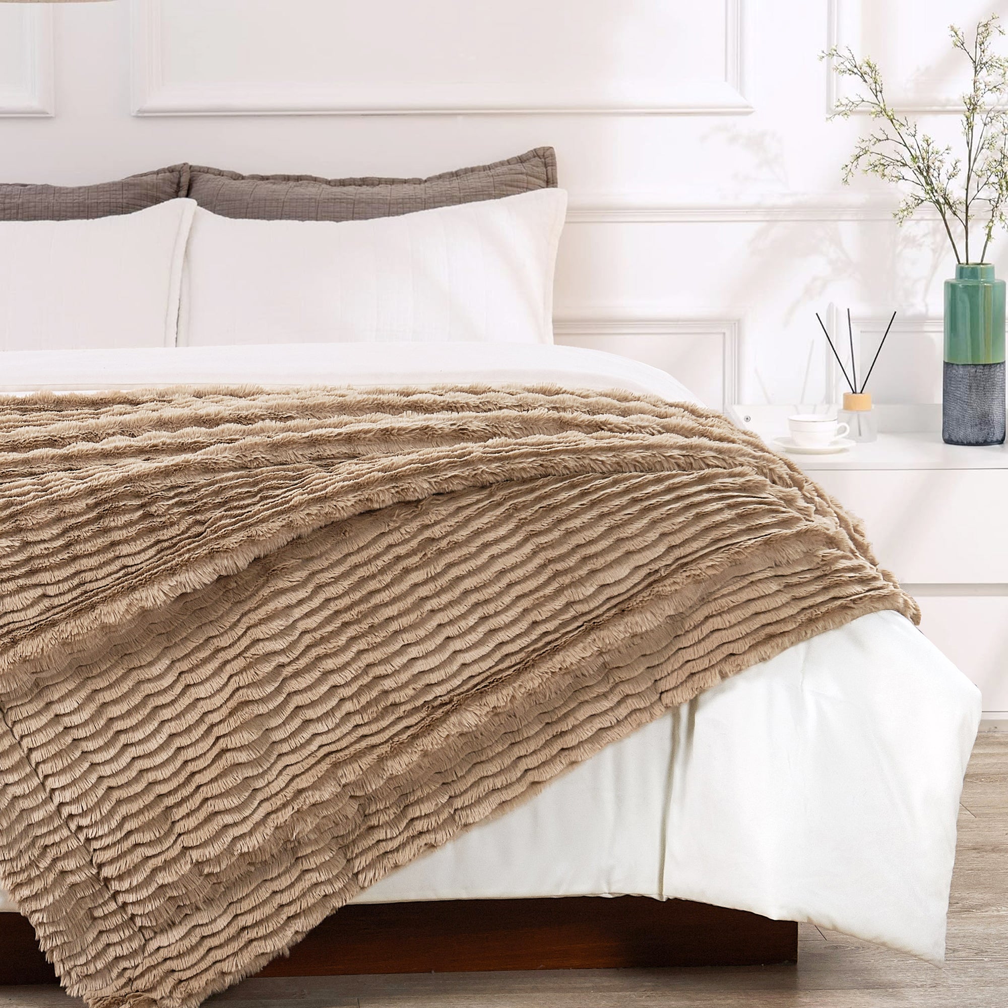 Wavy Pattern Faux Fur Throw Blanket (50"x60")