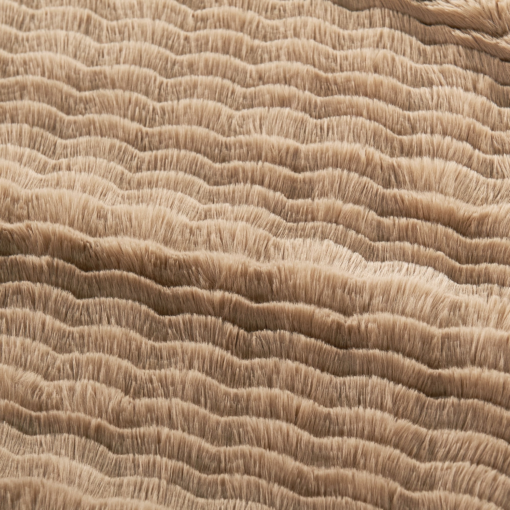 Wavy Pattern Faux Fur Throw Blanket (50"x60")