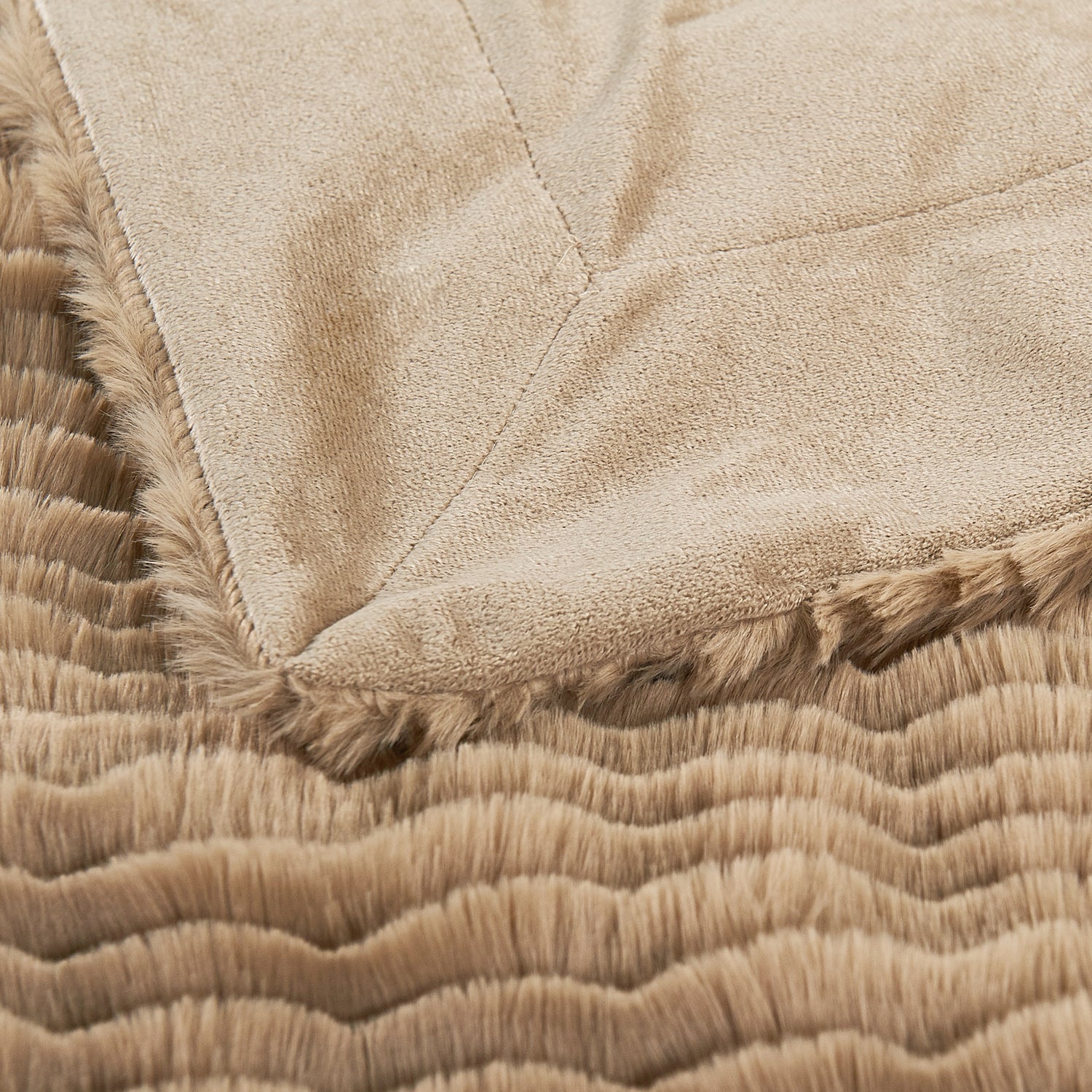 Wavy Pattern Faux Fur Throw Blanket (50"x60")