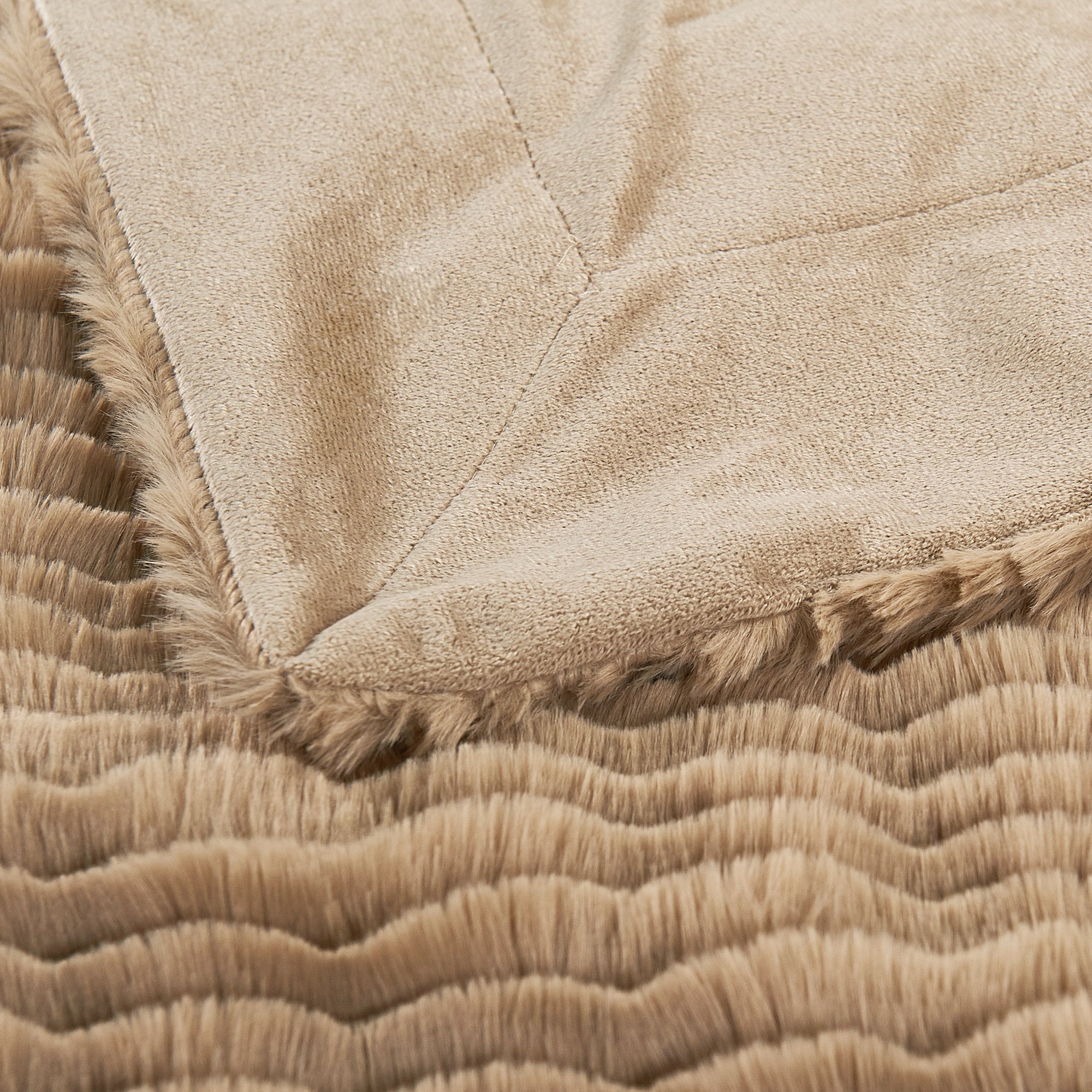 Wavy Pattern Faux Fur Throw Blanket (50"x60")