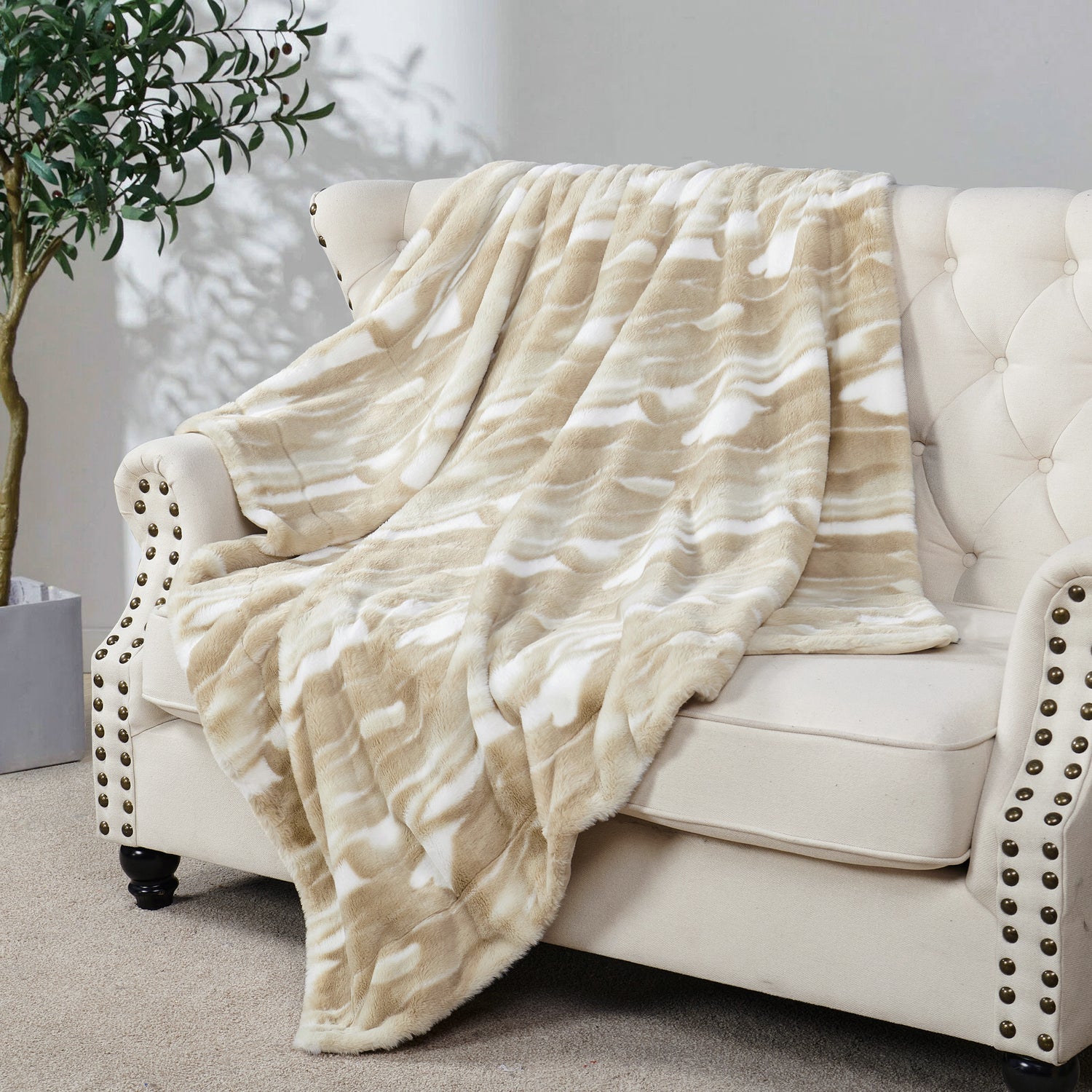 Beaver Faux Fur Throw Blanket (50"x60")